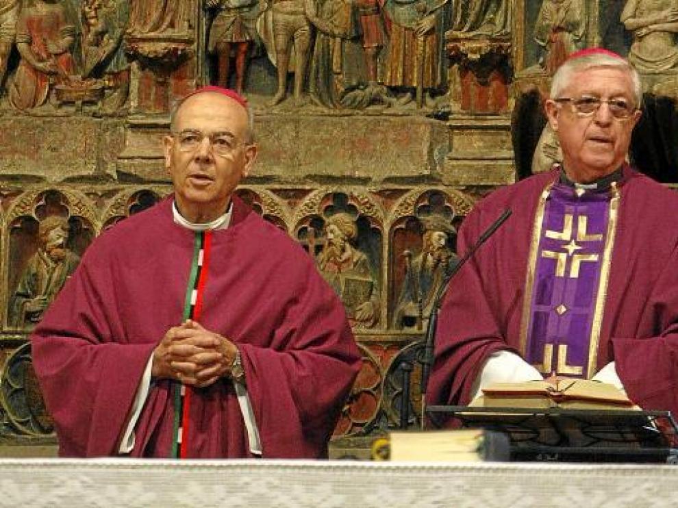 Alfonso Milián (izquierda) y Joan Piris, durante una celebración religiosa en Lérida.
