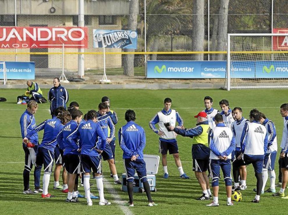 A la izquierda, los téoricos titulares. A la derecha, con peto blanco, canteranos y suplentes, en la sesión de ayer.