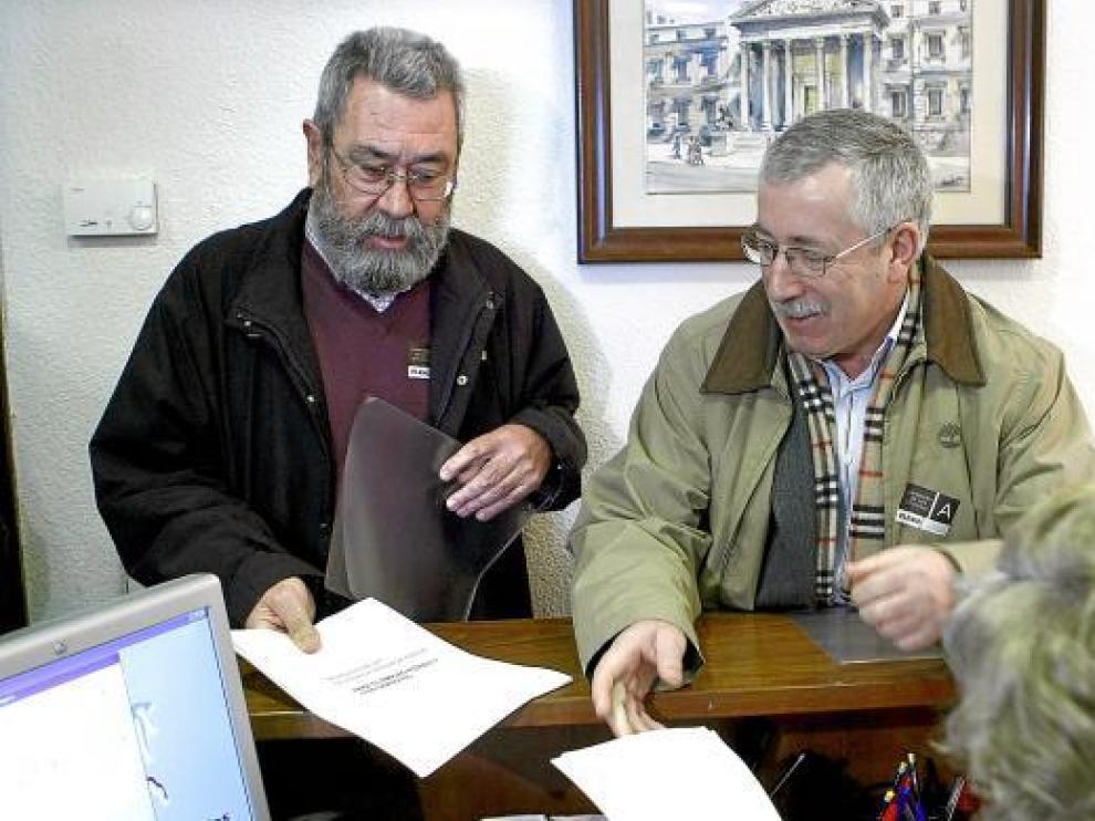 Los secretarios generales de UGT y CC. OO., Méndez y Toxo, presentaron ayer una ILP en el Congreso.