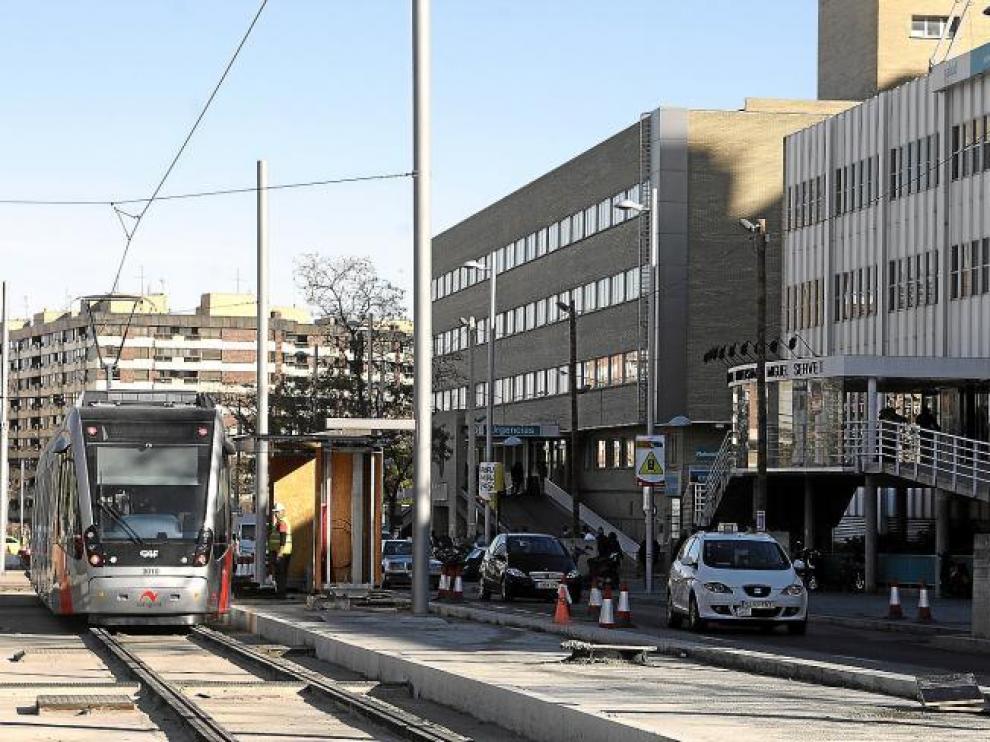 En tranvía en pruebas circuló ayer por primera vez por la puerta del hospital Miguel Servet.