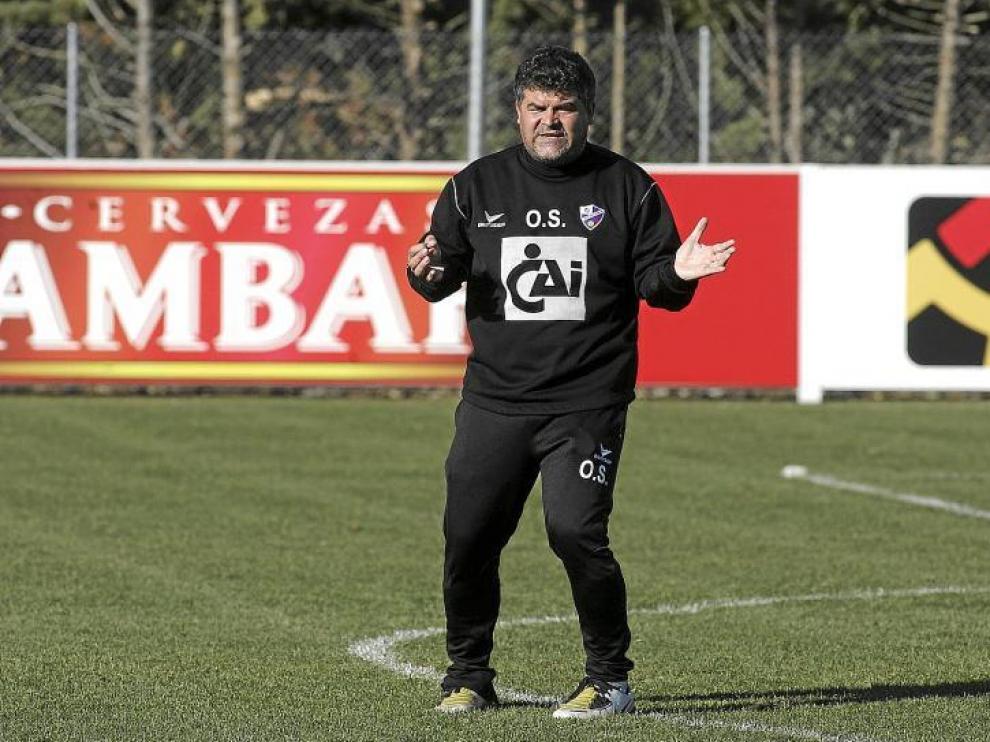 Onésimo, como siempre sumamente expresivo, durante un entrenamiento en el campo del IES Pirámide.