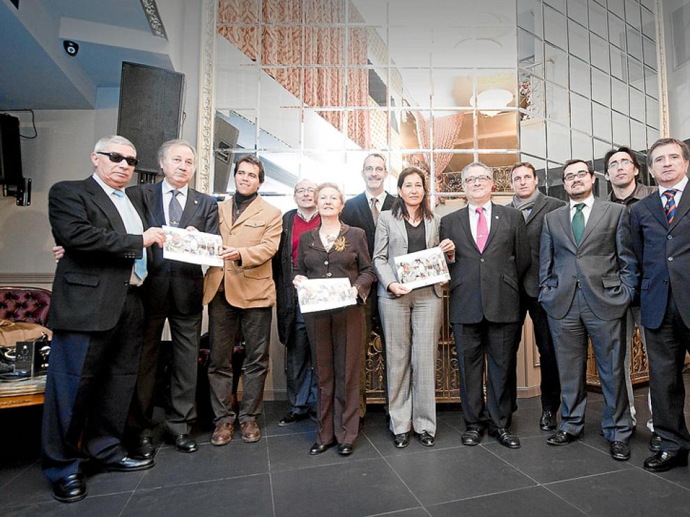 Miembros de atades junto a representantes del Real Zaragoza y del CAI.