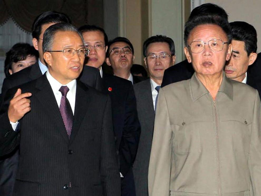 El líder norcoreano, Kim Jon-il, con el consejero de Estado chino Dai Bingguo
