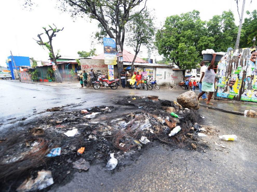 Seguidores de Michel Martelly protestaron quemando basura en la calle.