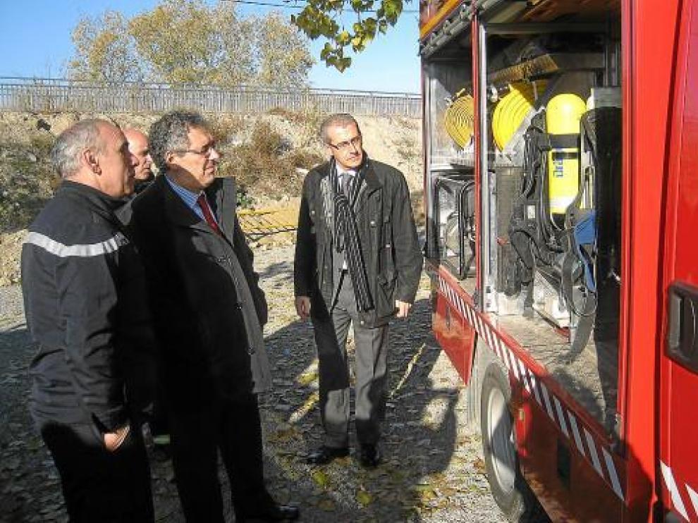 Silva, acompañado de bomberos y del alcalde de Fraga, observa uno de los camiones entregados.