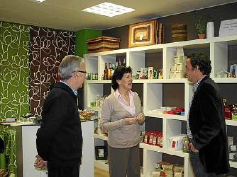 Heras, a la derecha, en la visita a la tienda de Cáritas.