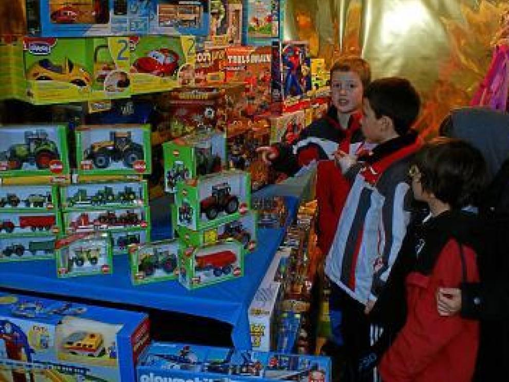 El consejero Aliaga en una tienda de pescasos de Binéfar.