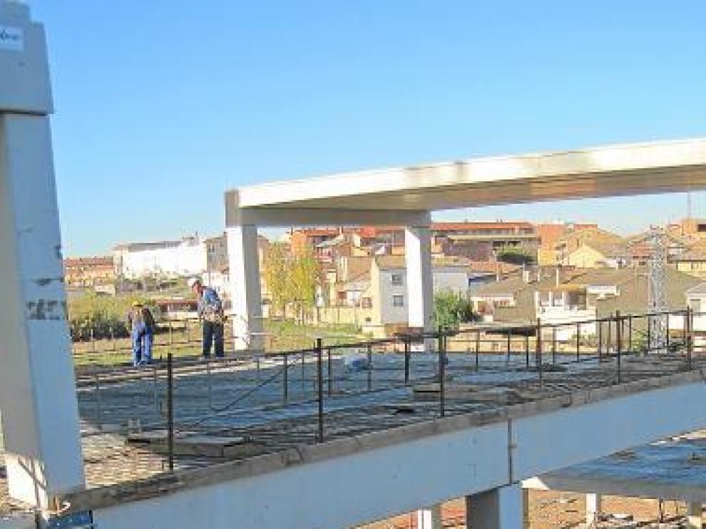 Un grupo de trabajadores en la estructura del edificio.