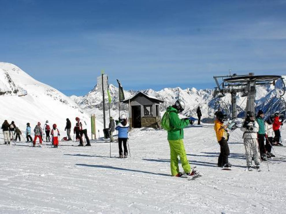 Los aficionados disfrutaron ayer de un día espléndido y de buena nieve en Formigal.
