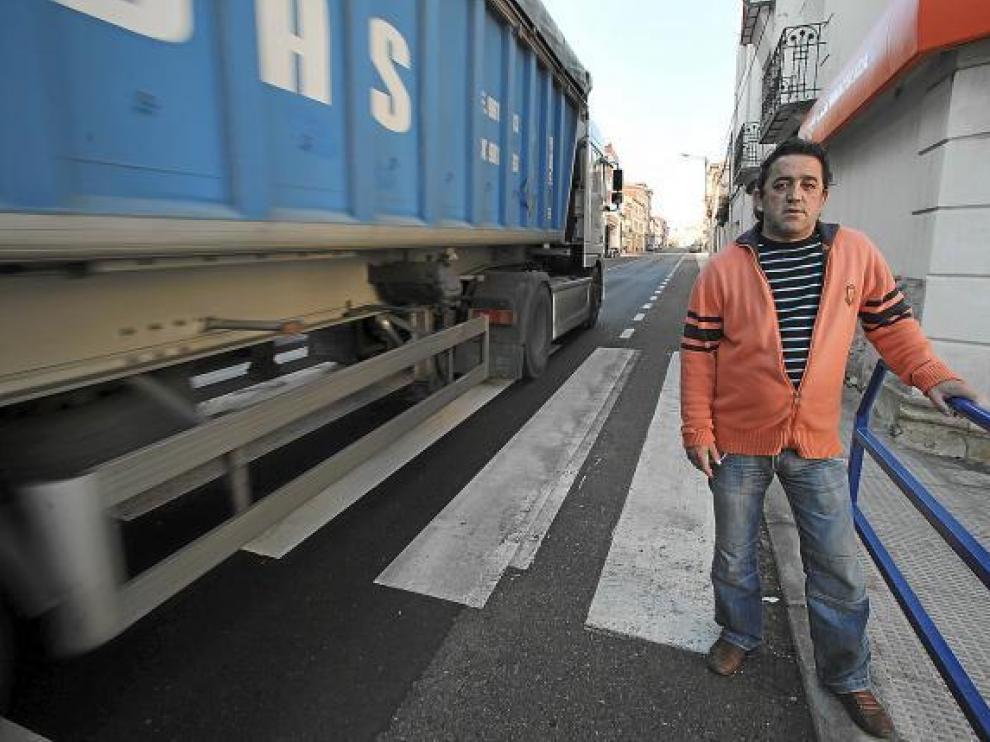 El teniente de alcalde de Monreal, Carlos Yuste, en la travesía urbana de la N-211.
