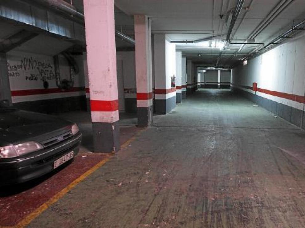 En los garajes, prácticamente vacíos, todavía pueden verse las huellas de las carreras de coches.