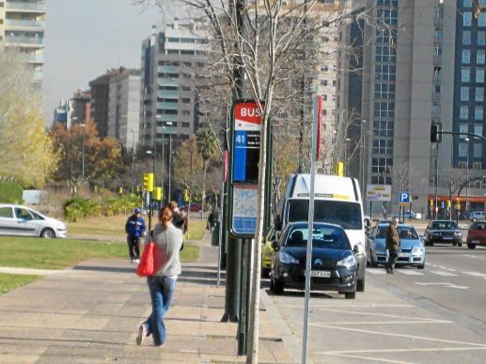 La linea 41, sin marquesina, en la prolongación de la avenida de Gómez Laguna.