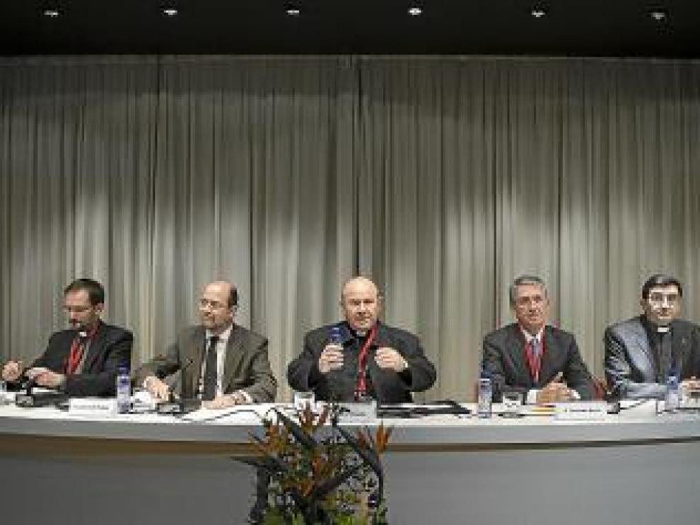 El arzobispo presidió la apertura del congreso.
