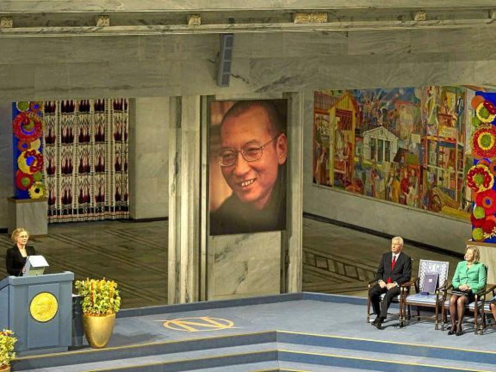 Liv Ullmann lee un discurso de Xiaobo ante los miembros del Comité Nobel y la silla en la que debía haberse sentado el premiado.