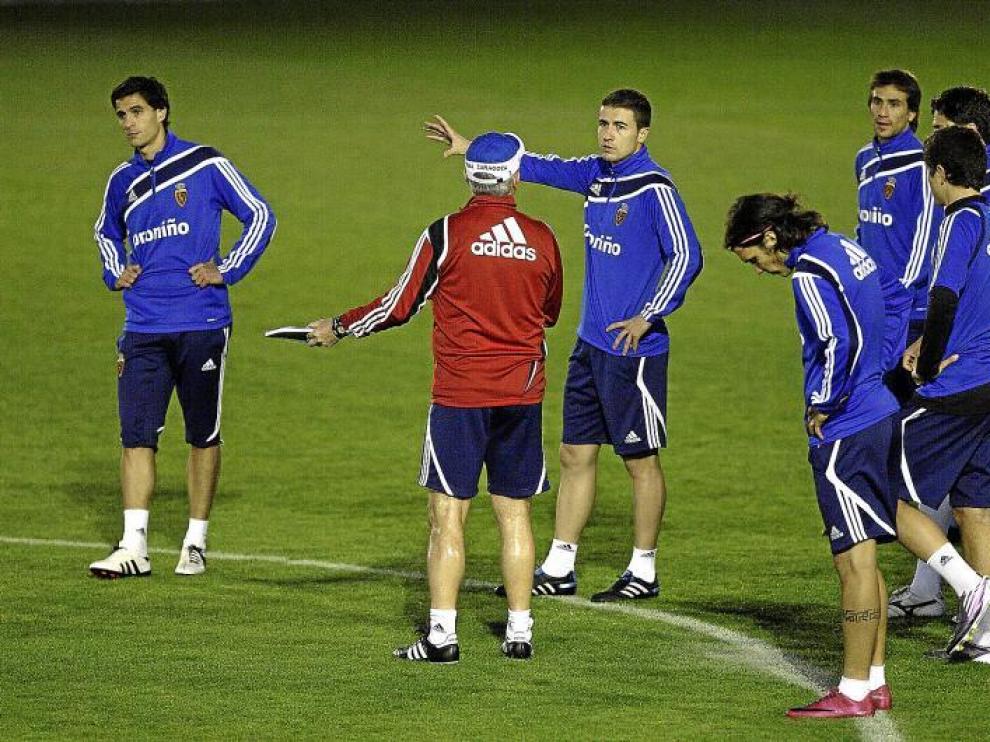 Gabi dialoga con Aguirre en presencia de Jorge López, Ponzio, Edmilson, Ander Herrera y Bertolo.