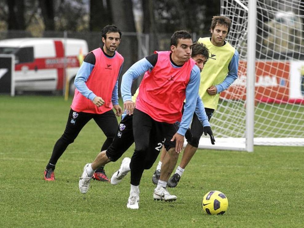 El navarro Jokin se lleva la pelota ante sus compañeros durante una sesión de entrenamiento.
