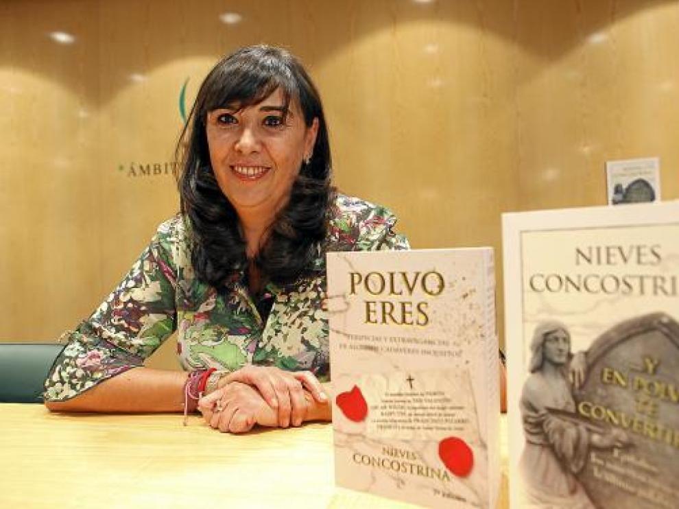 Nieves Concostrina, junto a sus libros, en el Ámbito Cultural de El Corte Inglés de Zaragoza.