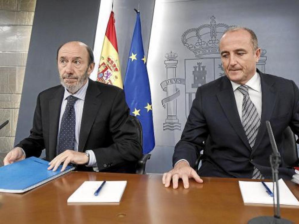 El vicepresidente primero, Alfredo Pérez Rubalcaba, y el ministro de Industria, Miguel Sebastián, ayer.