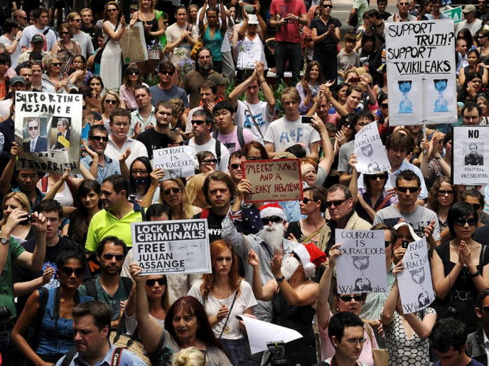Cientos de manifestantes defendieron al creador de Wikileaks delante del ayuntamiento de Sidney