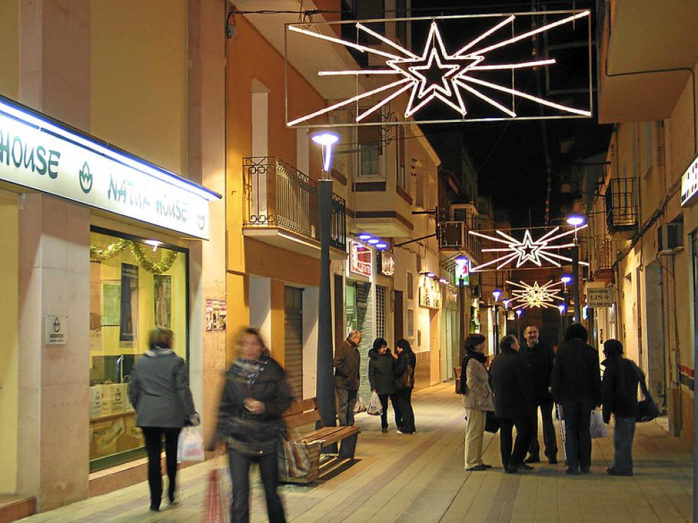 Decoración navideña en Binéfar, que celebra una feria comercial en sus calles.