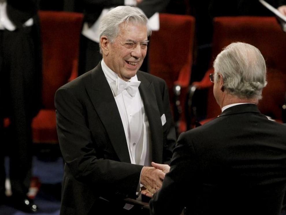 Vargas Llosa recibe el galardón de manos del rey de Suecia.