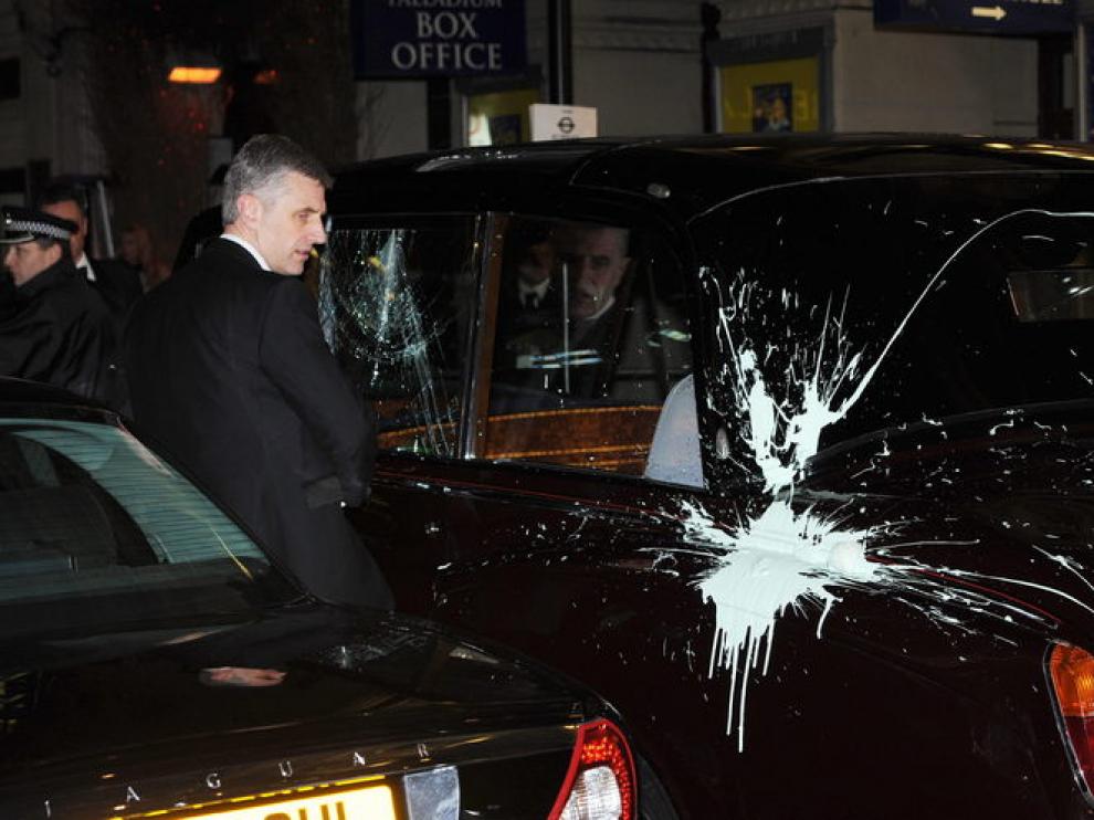 El coche oficial sufrió destrozos en una luna y fue rociado con pintura por los manifestantes.