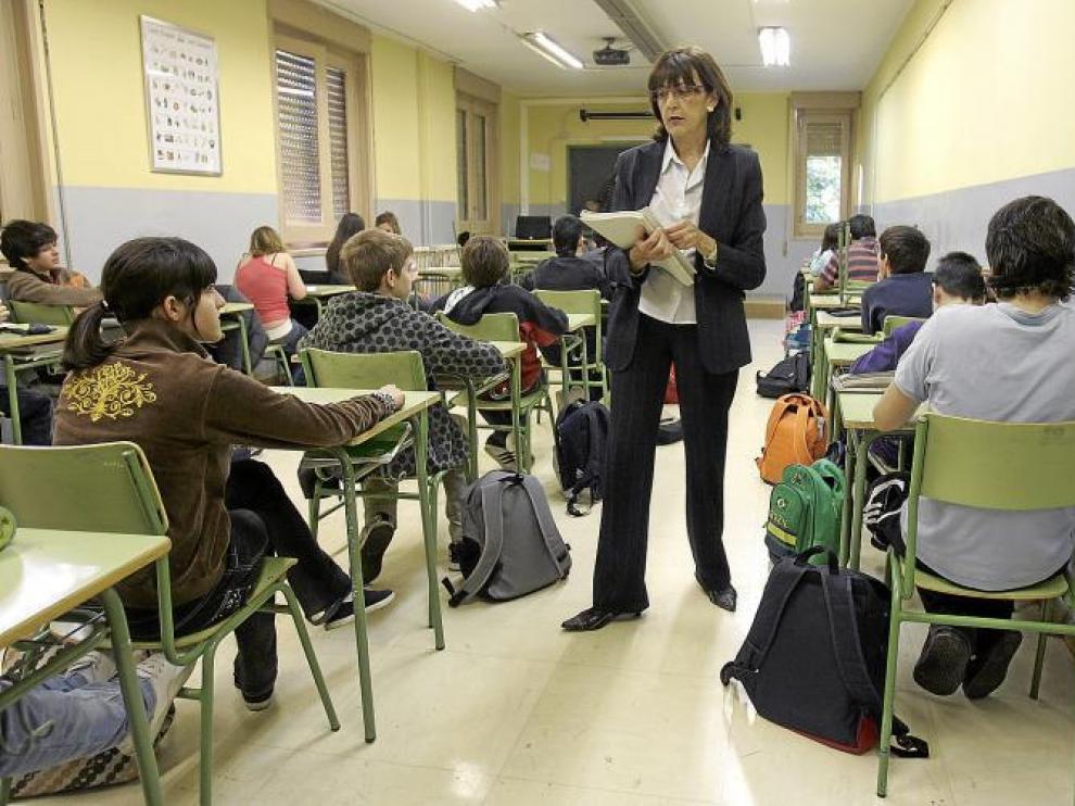 Una profesora reparte en el instituto Miguel Catalán de Zaragoza las pruebas del conocido como Pisa aragonés.