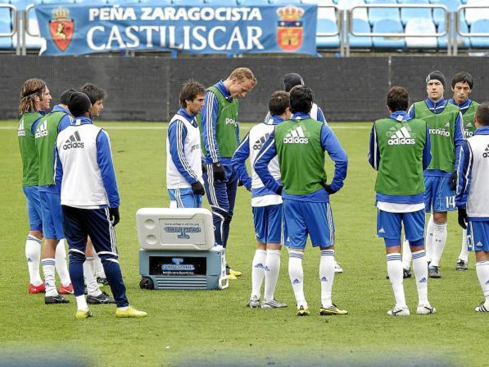 Los futbolistas del Real Zaragoza atienden las cosignas de Javier Aguirre en un pasaje del entrenamiento en La Romareda.