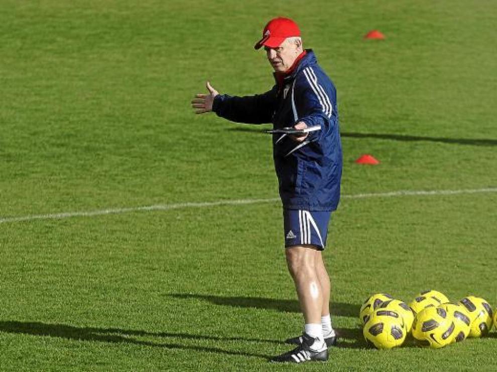 Javier Aguirre da órdenes durante un entrenamiento de esta semana.