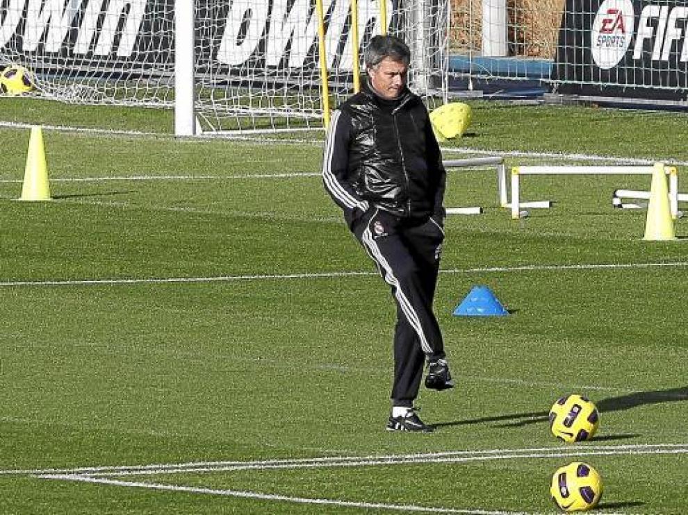 José Mourinho, en un momento del entrenamiento de ayer.