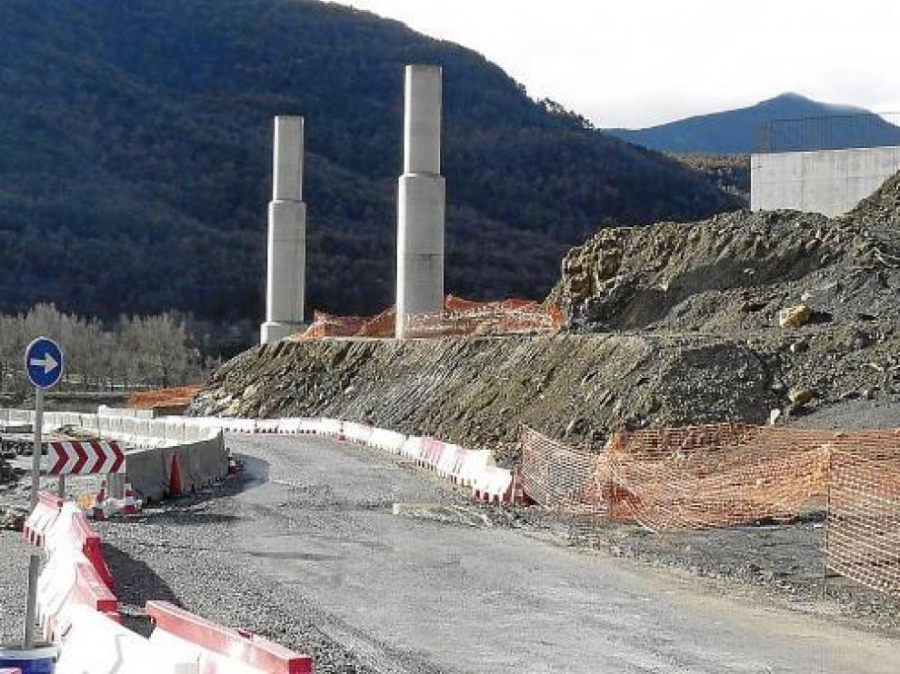 La carretera de Ascara aparece llena de grietas y baches por el paso de maquinaria pesada.