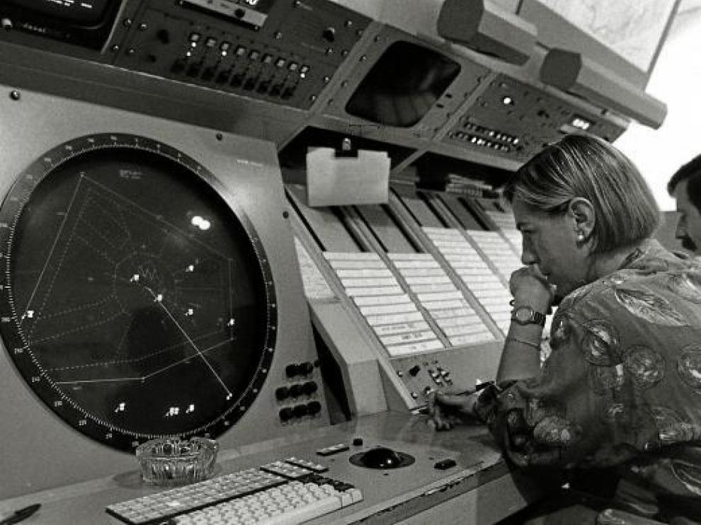 Controladores en Zaragoza. Los civiles (en la imagen) llevaban el control aéreo en el aeropuerto de Zaragoza hasta 1990, cuando se aplicó el decreto de la militarización porque había más vuelos militares que civiles.
