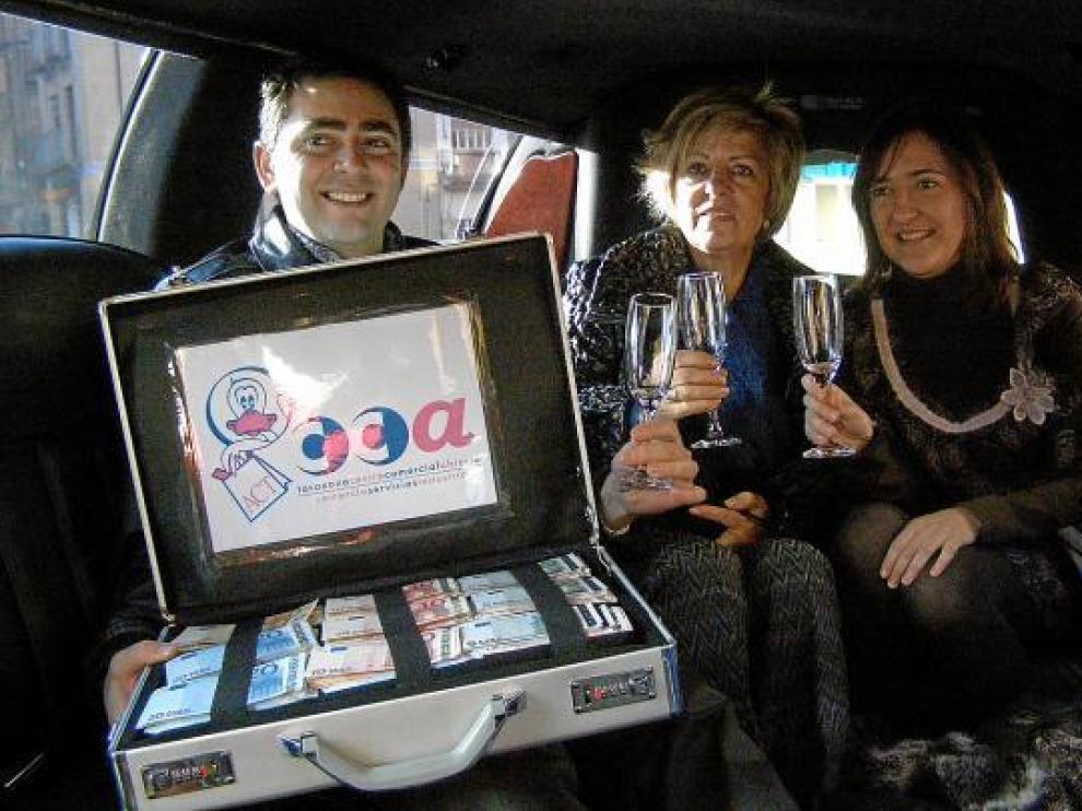 Dori Magallón, en el centro, junto a presidenta y el tesorero de la asociación de comerciantes.