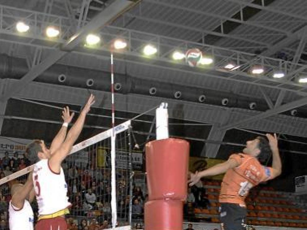 Remate de Suela sobre el bloqueo rival.