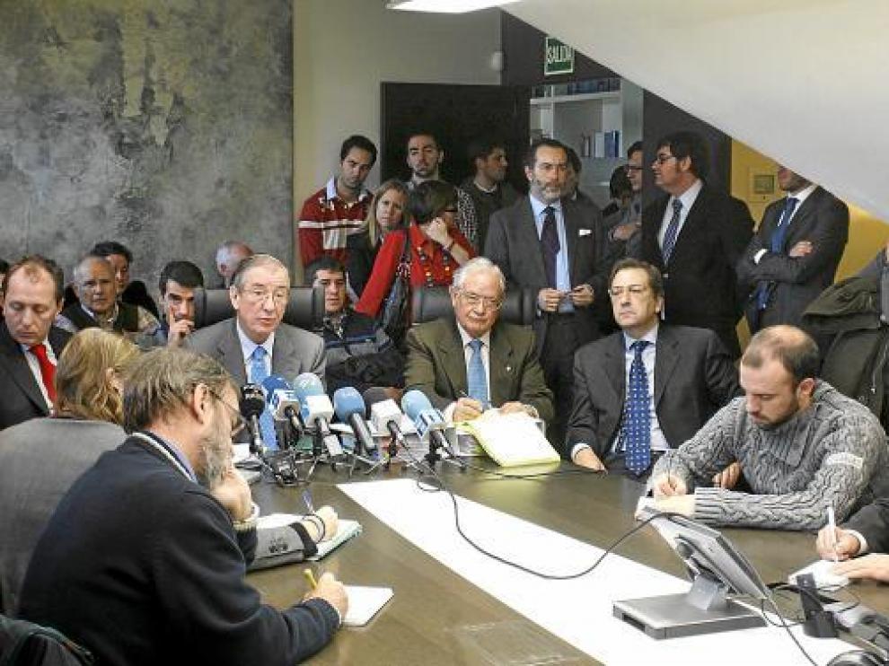 Abogados de Cremades&Calvo Sotelo, que representan a la Plataforma de Afectados, ayer en Madrid.