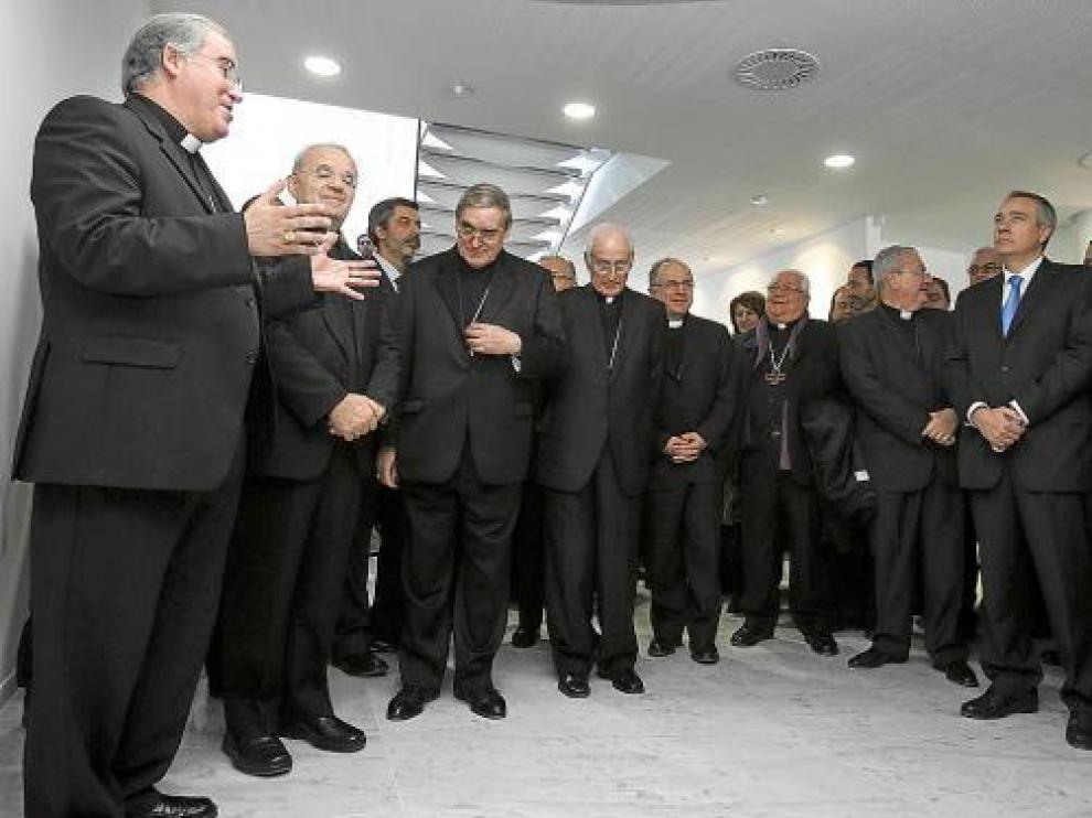 El nuncio (segundo por la izquierda), con la curia catalana y el ex presidente Puyol (derecha).