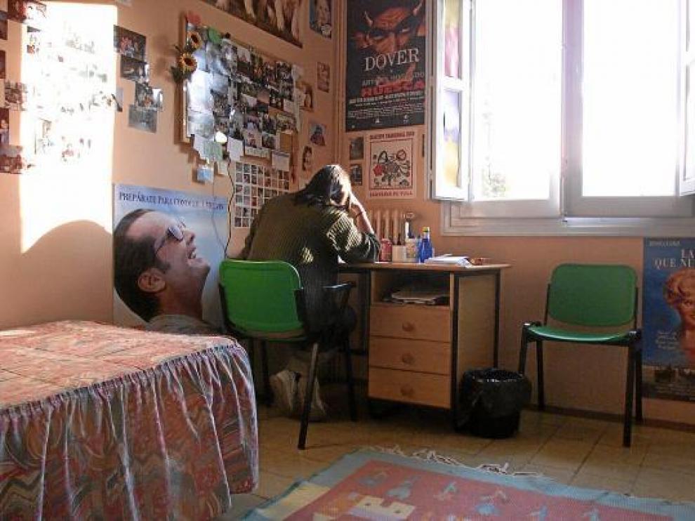 Una estudiante, en su habitación del colegio mayor Pedro Cerbuna de Zaragoza.