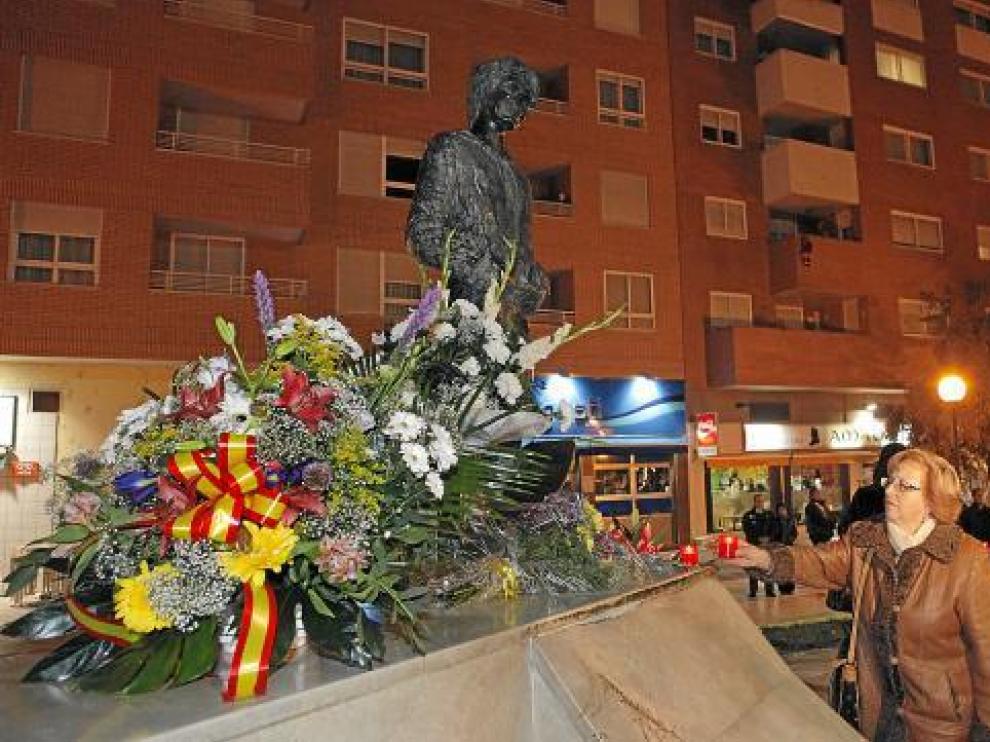 Familiares de las víctimas depositaron flores y velas en la escultura del parque de la Esperanza.