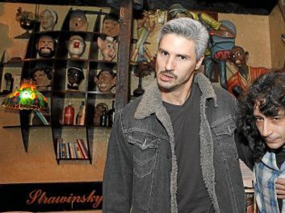 Cassinelli, Nogueras y Peña, en Juan Sebastián Bar, mirando 'mu malamente' a la paparazza.