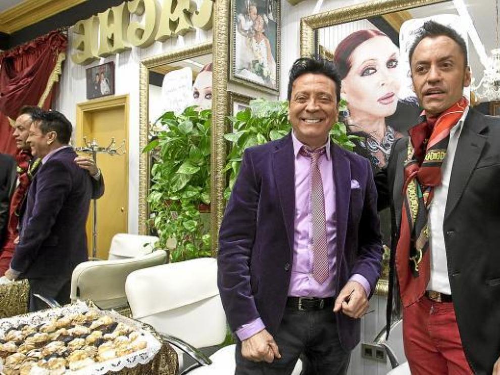 Ruphert (izquierda), ayer, junto al también peluquero Ángel Irache.