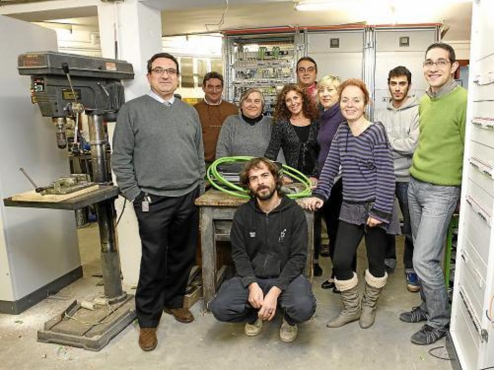 Trabajadores y socios de la empresa Mindual, en la nave del polígono de Cogullada.