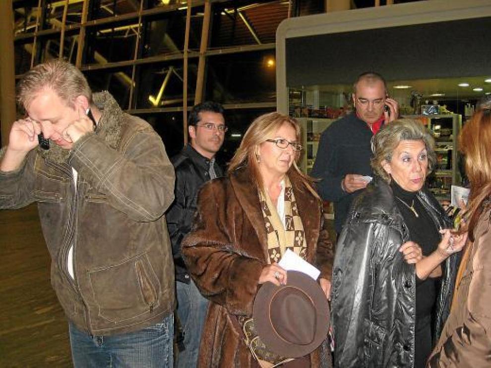Varios afectados por la cancelación del vuelo a Düsseldorf, ayer en el aeropuerto de Zaragoza.