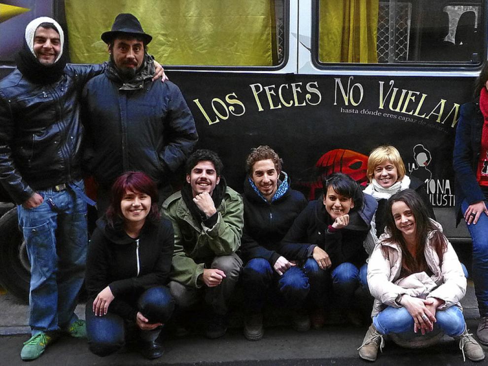Miguel Bregante (de pie, a la izquierda), con los integrantes de La Mona Ilustre, en Zaragoza