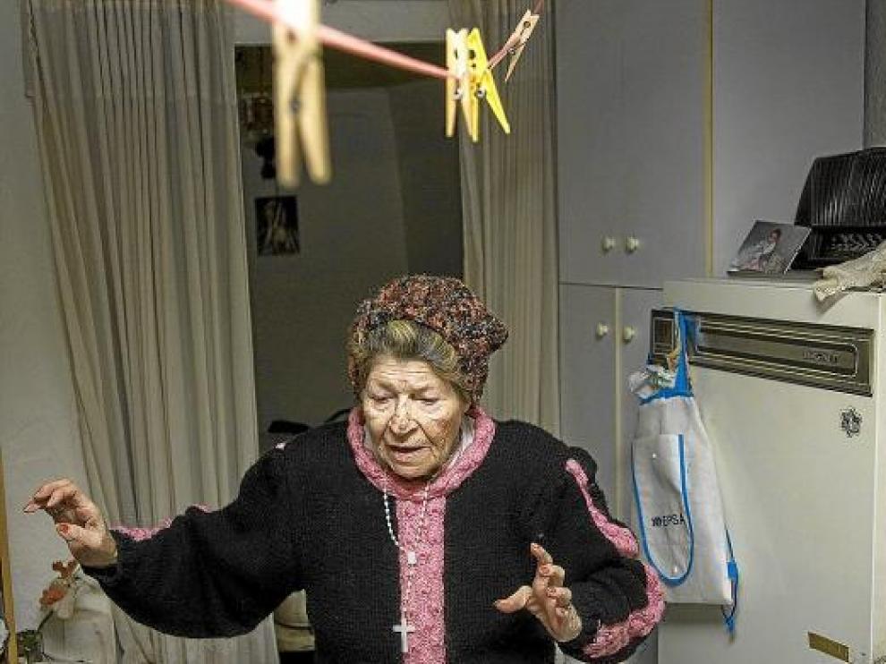 Justa Baquedano, en la casa en la que pasa sola la mayor parte del día.