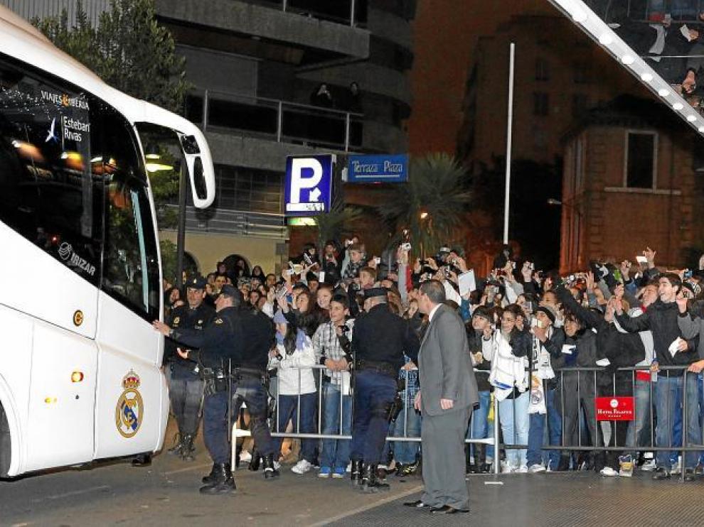 Dos centenares de aficionados recibieron al Real Madrid a su llegada al hotel de concentración en Zaragoza.