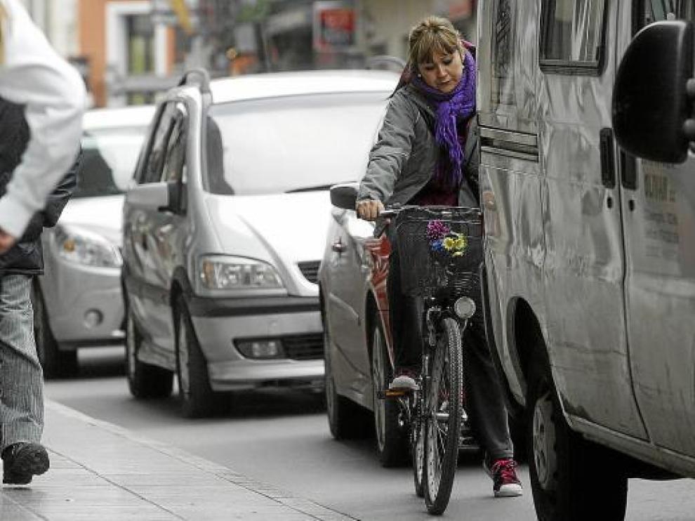 Lorenzo Alonso, poniendo a punto una bici en su taller de Ciclos Alonso.