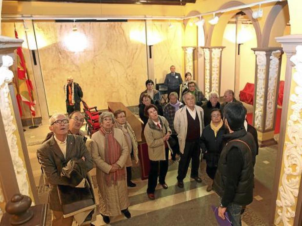 Un grupo de oscenses, en el patio del Colegio de Santiago, durante su visita al Ayuntamiento.