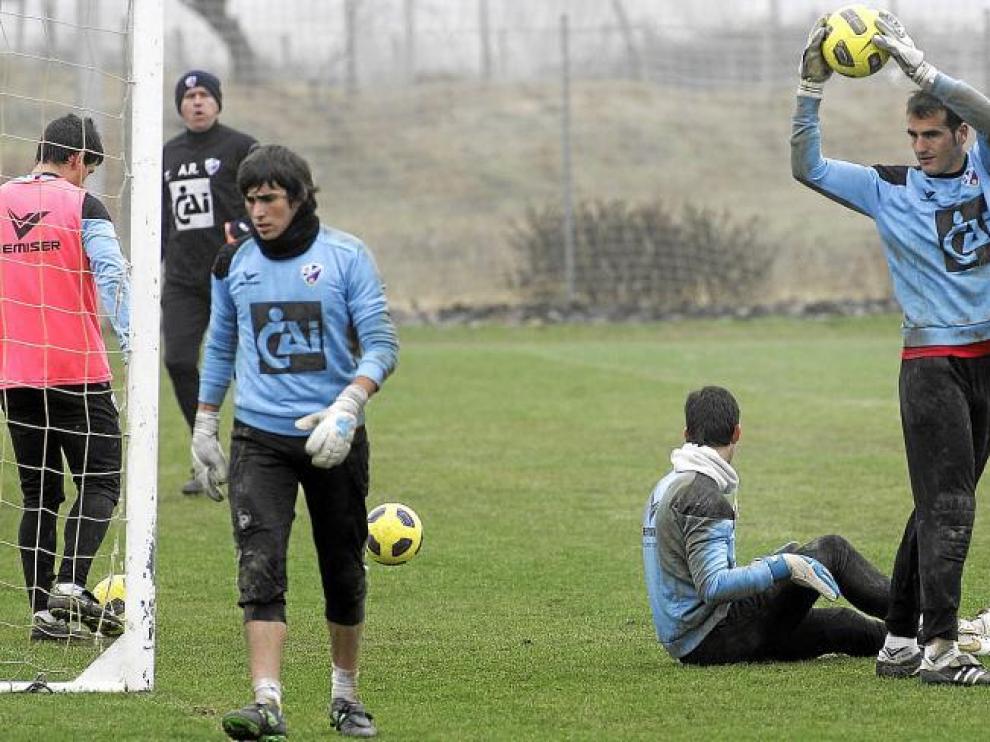 El equipo entrenó ayer en medio de un ambiente frío en el Montearagón. En la imagen, los porteros, observados por Ángel Royo.