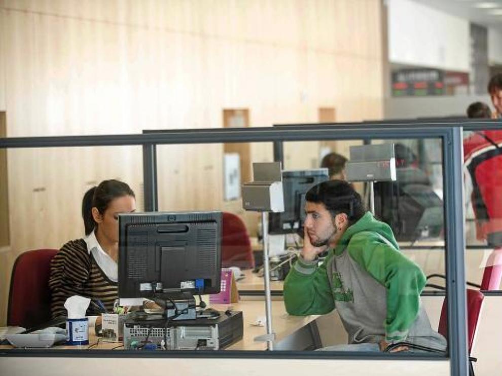 Imagen de archivo de demandantes de empleo en unas oficinas del Inaem de Zaragoza.