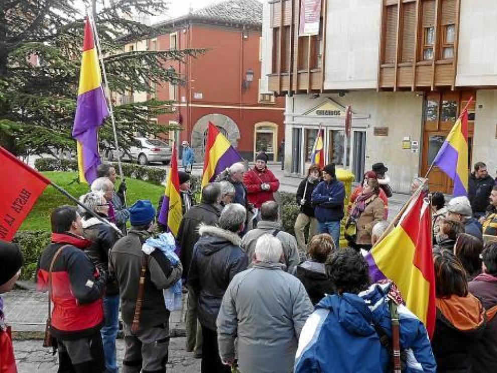 Las banderas republicanas volvieron a ondear ayer en las calles de Jaca.